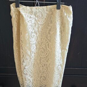 Anne Klein cream/ivory lace pencil skirt size 4 EUC